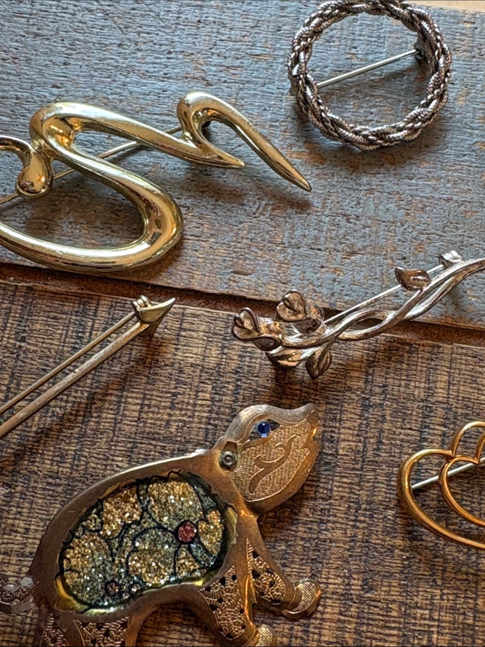 Mixed Vintage Pins and Brooches - Gold & Silver Tones - Picture 3 of 7